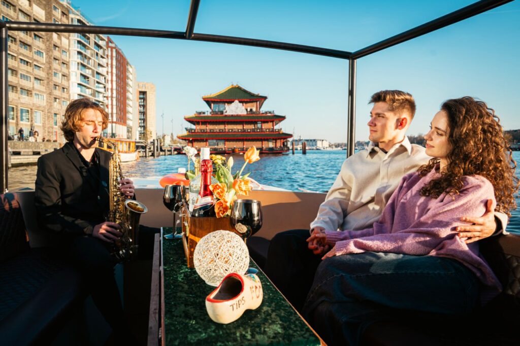 Круиз по каналам Амстердама на лодке с русскоязычным гидом-капитаном